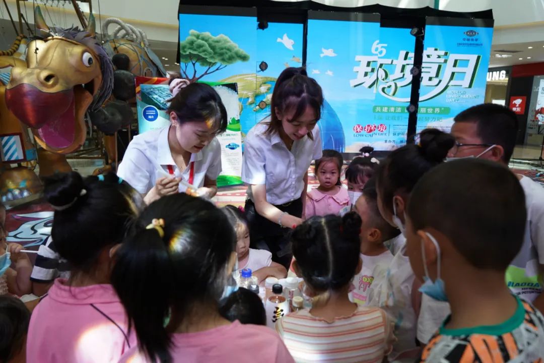 2022年6月3日，乐竞（中国）所属东华天业公司联合新疆建设兵团第八师石河子市生态环境局在新疆万达商场举办“共建清洁美丽世界”六五环境日公益宣传活动