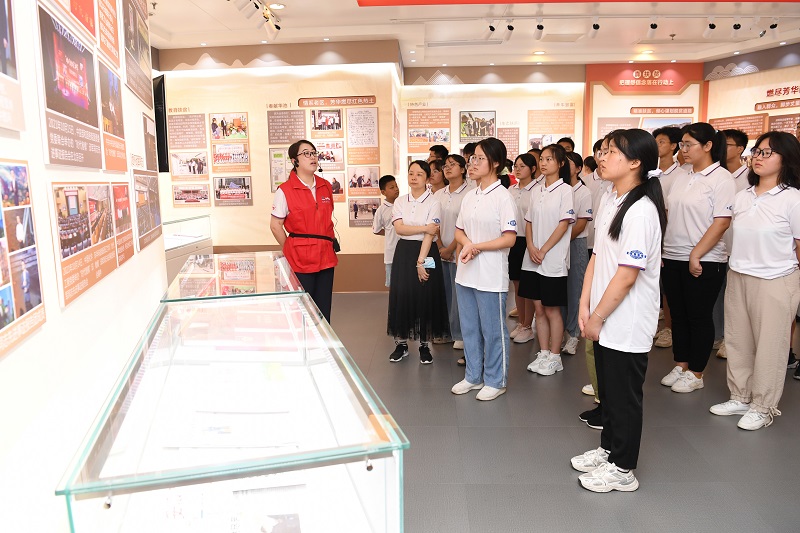 2022年8月13-14日，组织20余名革命老区优秀中学生，走进乐竞（中国）开展“致敬时代楷模，争当国之栋梁”的研学活动，同时前往安徽名人馆、安徽创新馆参观学习（1）